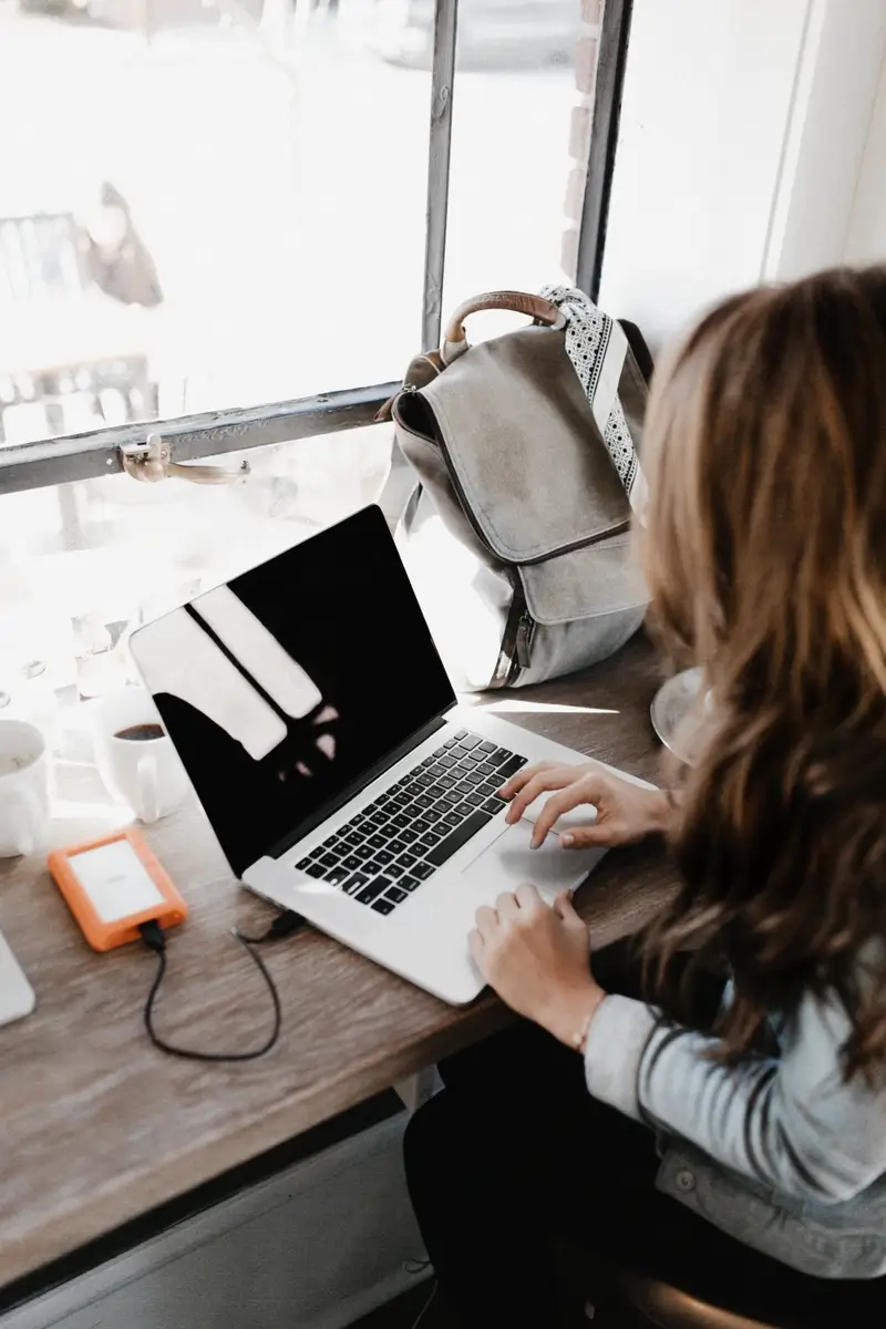 lady-working-on-laptop